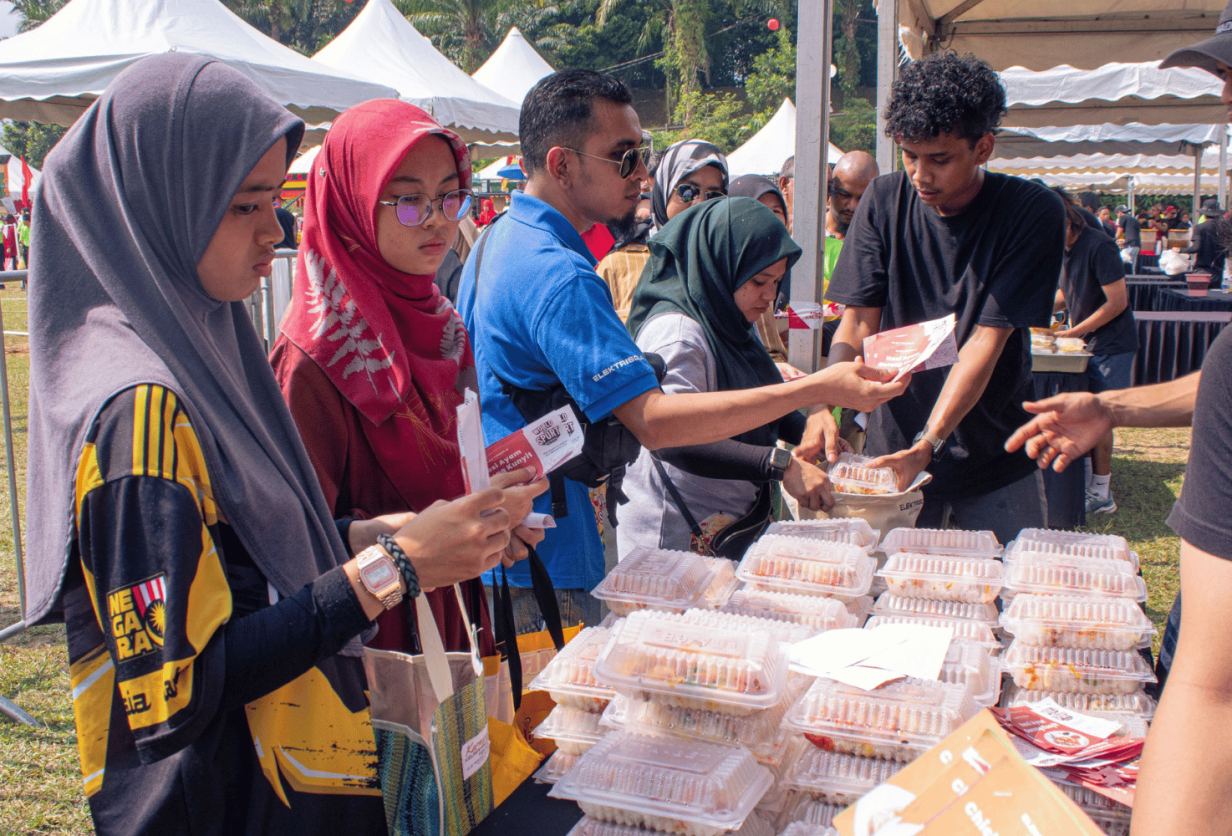 Catering-Matrock-Ayam-Goreng-Kunyit-by-My-Ekosistem-2-Pelanggan-Wanita.png